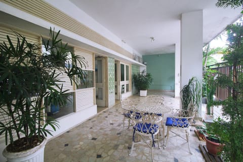 Classic Apartment | Outdoor dining