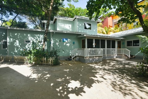 Barefoot Bliss Beach House. 3-bedrooms
