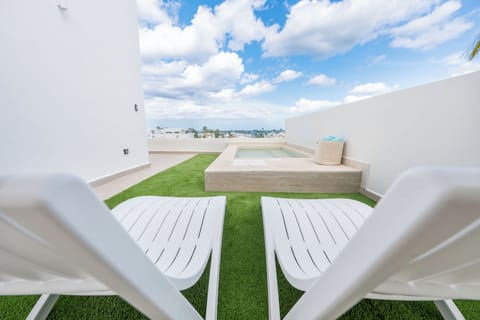Rooftop Picuzzi & Lounge Area