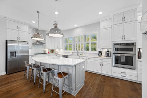 Beautiful gourmet kitchen with island