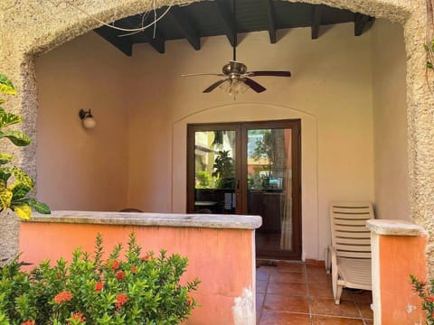 Caribbean Breeze 7B. 1 bedroom condo 200M from West Bay Beach
