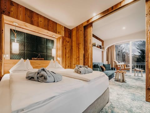 Premium bedding, in-room safe, desk, blackout drapes