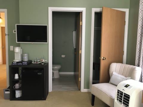 Brass Room | Private kitchen | Coffee/tea maker