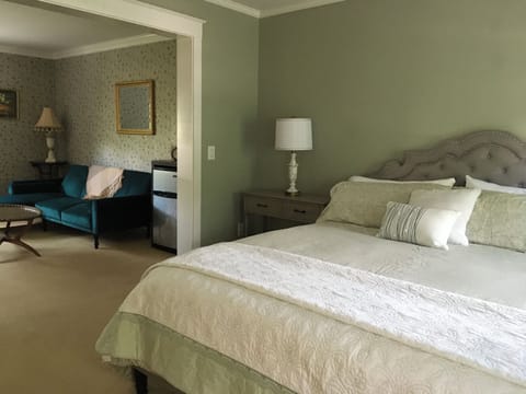 Deluxe Suite | Individually decorated, individually furnished, iron/ironing board