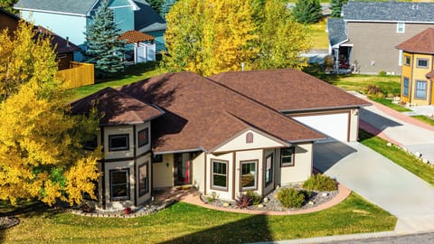 3 bedrooms (4 beds) 2 full bathroom clean home in Red Lodge, Montana 