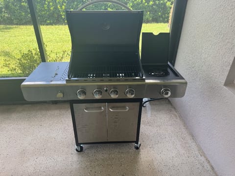 Grill with 1 side burner.