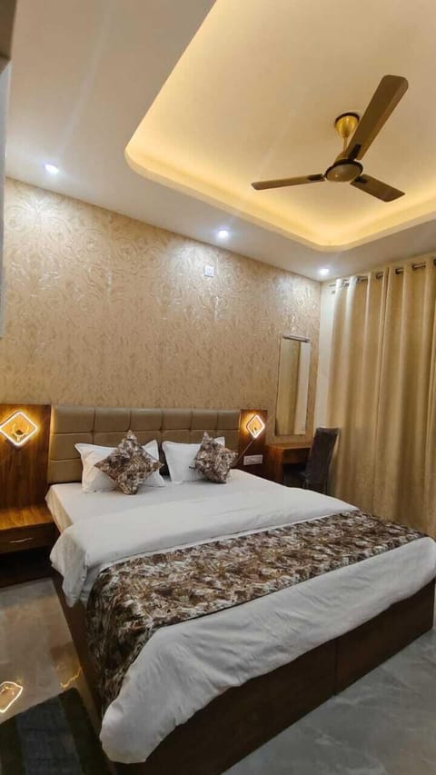 Deluxe Double Room, City View | Desk, laptop workspace, free WiFi
