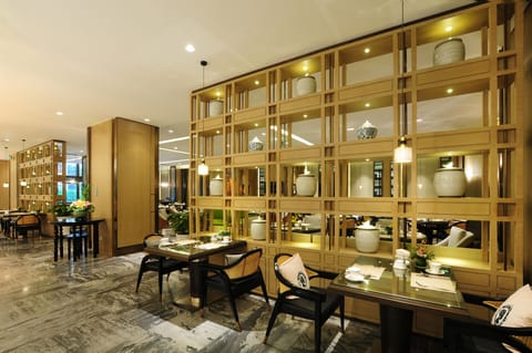2 restaurants; breakfast, lunch, and dinner served