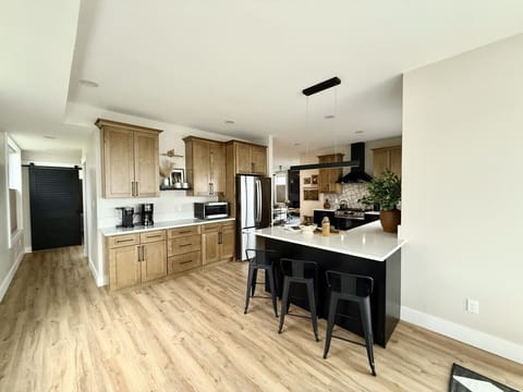 Full Kitchen | Breakfast Bar