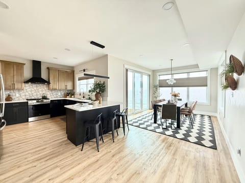 Full Kitchen | Breakfast Bar