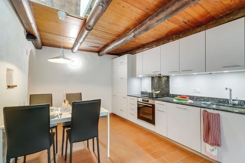 Fridge, oven, stovetop, coffee/tea maker