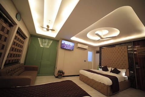 Presidential Room | Desk, free WiFi, bed sheets