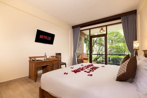 Deluxe Double Room, River View | Free WiFi, bed sheets