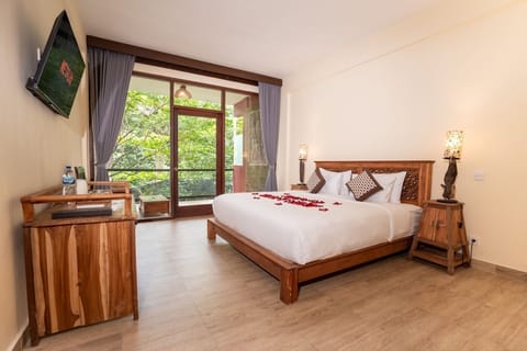 Deluxe Double Room, River View | Free WiFi, bed sheets