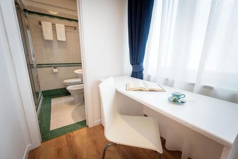 Design Double Room | Bathroom | Shower, rainfall showerhead, free toiletries, hair dryer