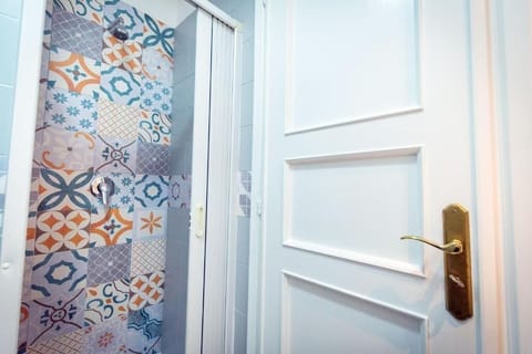 Comfort Quadruple Room, Courtyard View | Bathroom | Shower, rainfall showerhead, free toiletries, hair dryer