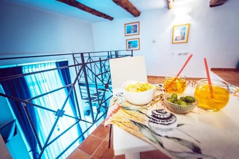 Comfort Quadruple Room, Courtyard View | Living area