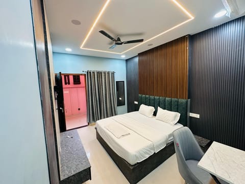 Deluxe Double or Twin Room, Balcony, Canal View | In-room safe, desk, laptop workspace, blackout drapes