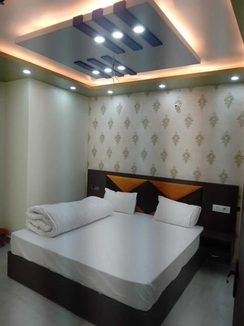 Deluxe Double Room, City View | Desk, laptop workspace, free WiFi