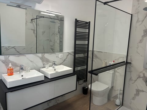 Deluxe Double Room, Courtyard View | Bathroom | Shower, free toiletries, hair dryer, soap