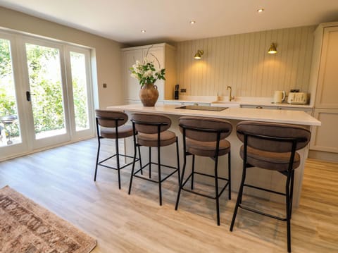 Cottage | Private kitchen | Fridge, dishwasher, toaster, cookware/dishes/utensils