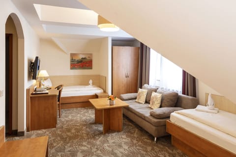 Family Room | In-room safe, iron/ironing board, free WiFi, bed sheets