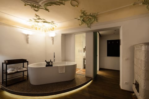 Junior Suite with Hot Tub | Jetted tub
