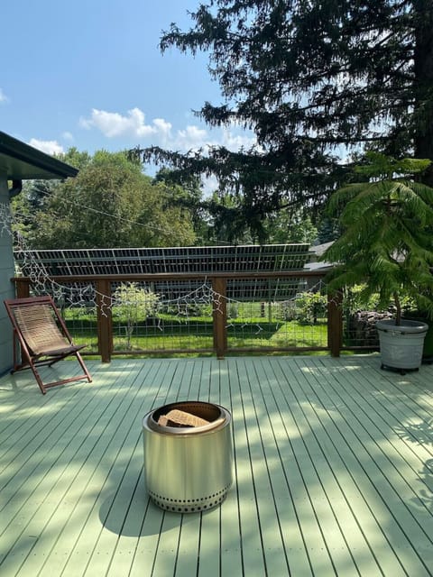 Beautifully sunny deck mid morning till late afternoon.