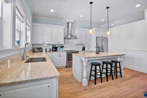 Stylish island for casual dining