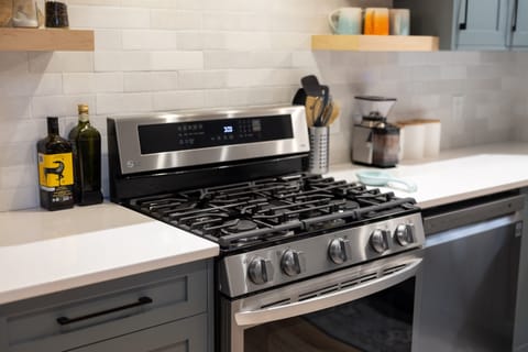 Gas Range perfect for any level of cooking on your vacation!