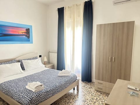 Camera Blu con Balcone | Free WiFi, bed sheets
