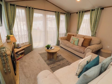 Cottage | Living area | Fireplace