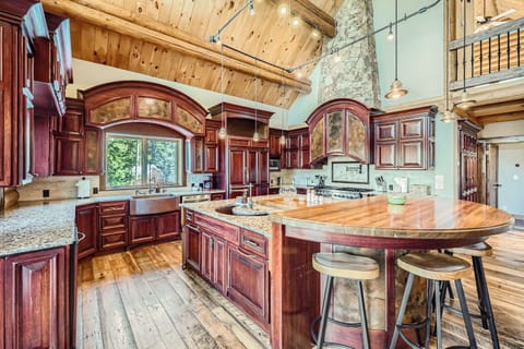 Sophisticated Gourmet Kitchen with Impeccable Detailing