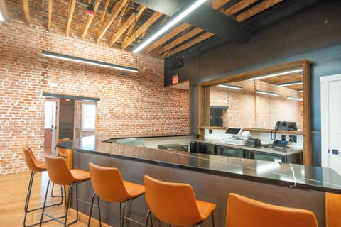 2 bars/lounges