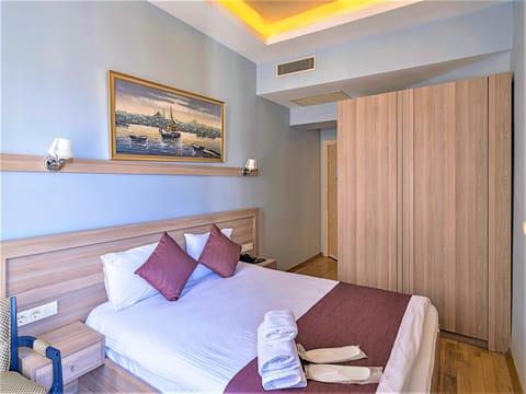 Standard Room | Premium bedding, minibar, in-room safe, desk