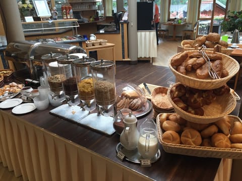 Daily buffet breakfast for a fee