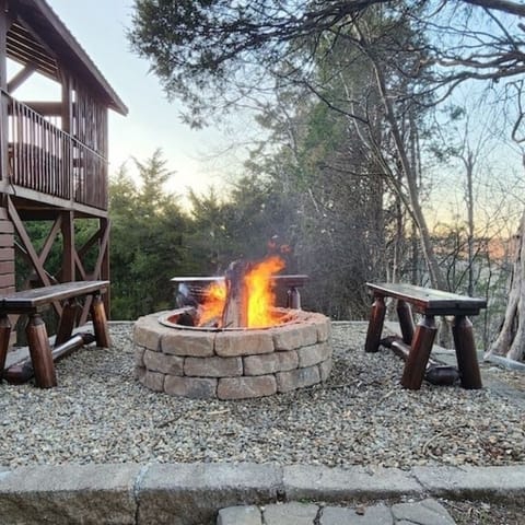 ✔️ Ideal for s’mores nights, chilly mountain evenings, or quiet reflection