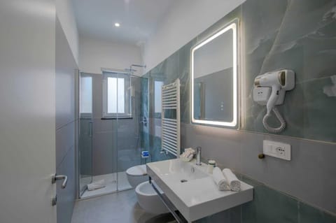 Suite 3 con Balcone | Bathroom | Shower, rainfall showerhead, free toiletries, hair dryer