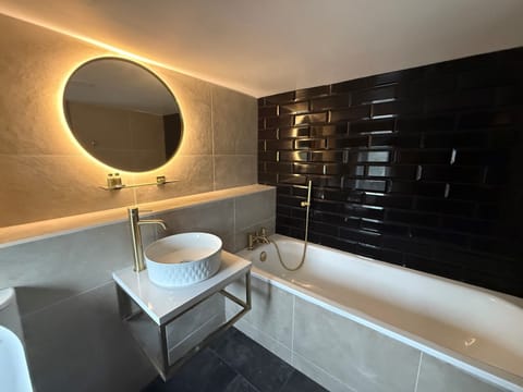 Signature Double Room, 1 King Bed | Bathroom | Free toiletries, hair dryer, toilet paper