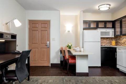 Coffee/tea maker, full-size fridge, microwave, stovetop