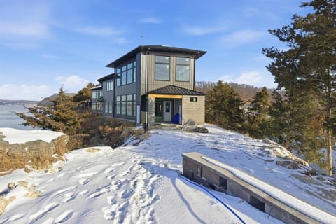 Welcome to the Bluffs at Peninsula Point! Located on its own Peninsula, you'll experience peak privacy, relaxation and the perfect lake life experience!