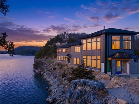 Welcome to the Bluffs at Peninsula Point! Located on its own Peninsula, you'll experience peak privacy, relaxation and the perfect lake life experience!