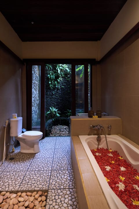 Deluxe Double Room, 1 King Bed, Non Smoking, Garden View | Bathroom | Combined shower/tub, towels, soap, shampoo