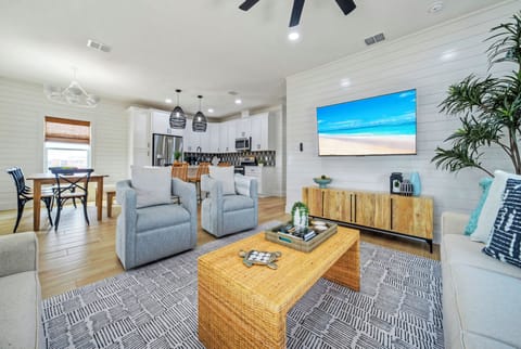 Enjoy movie nights and family time. (Tux "Sea" Do)