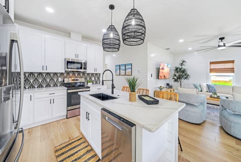 Ample counter space for your culinary adventure. (Tux "Sea" Do)