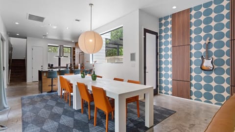 Open Dining Area with Natural Light - A bright and inviting dining space set within the open-plan living area.