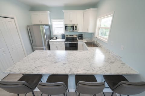 Well-equipped kitchen w/ breakfast bar