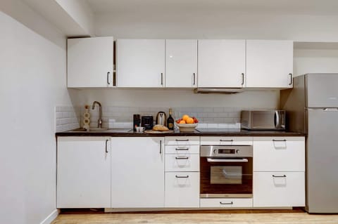 Cette cuisine lumineuse est adaptée à vos besoins pour votre séjour. Grille-pain, micro-onde, plaque de cuisson et bouilloire sont à votre disposition !