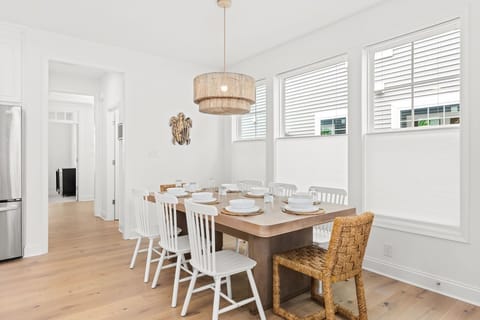 Large dinning area for family gathering