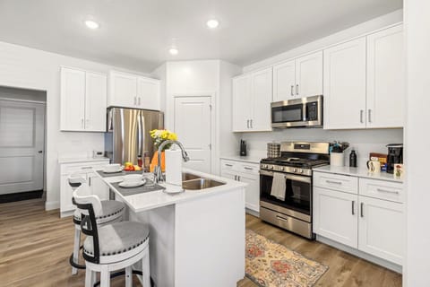 Fully fitted kitchen – modern appliances